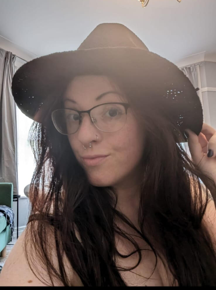 ✨Féanix (or Faith)✨ (she/they). Witch, Tantrika, and Ayurvedic practitioner. All round forest gremlin. Sober (ish), nomadic (ish) and lover of ish. Neurodivergent AF - May either talk your ears off or be totally overwhelmed and mute..